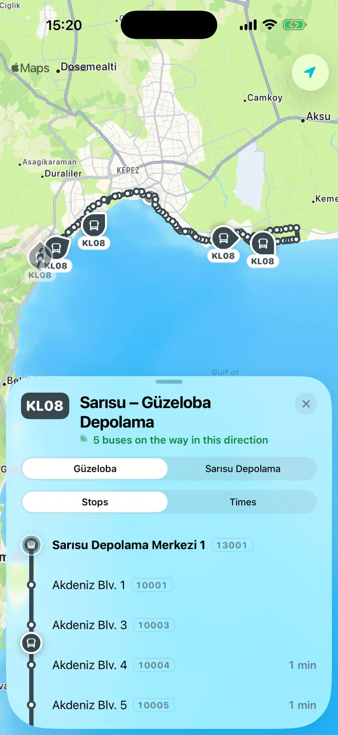 The KL08 line in the Varda app: live buses along Konyaaltı beach on the map, and the list of stops.